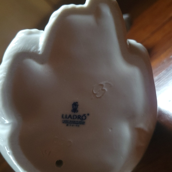 Lladro Resting Polar Bear-(retired) - Picture 4 of 6